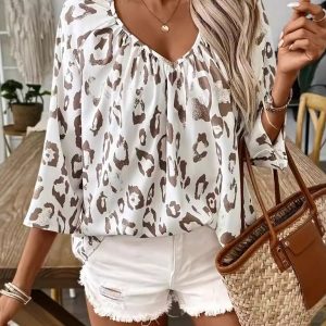 Leopard print V-neck gathered three-quarter sleeve shirt